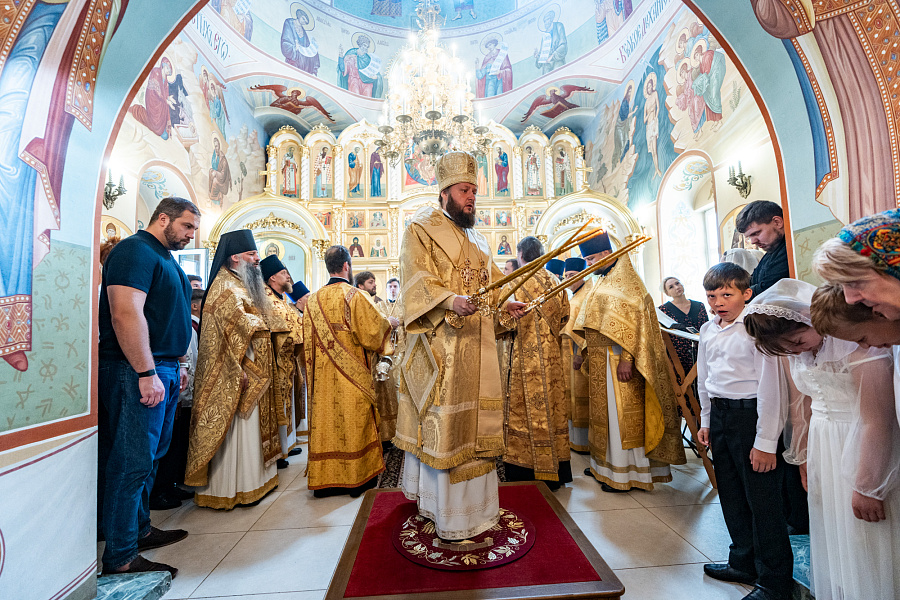 Архиерейское богослужение в Иоанно-Предтеченском храме города Чехова в праздник Рождества Пророка, Предтечи и Крестителя Господня Иоанна